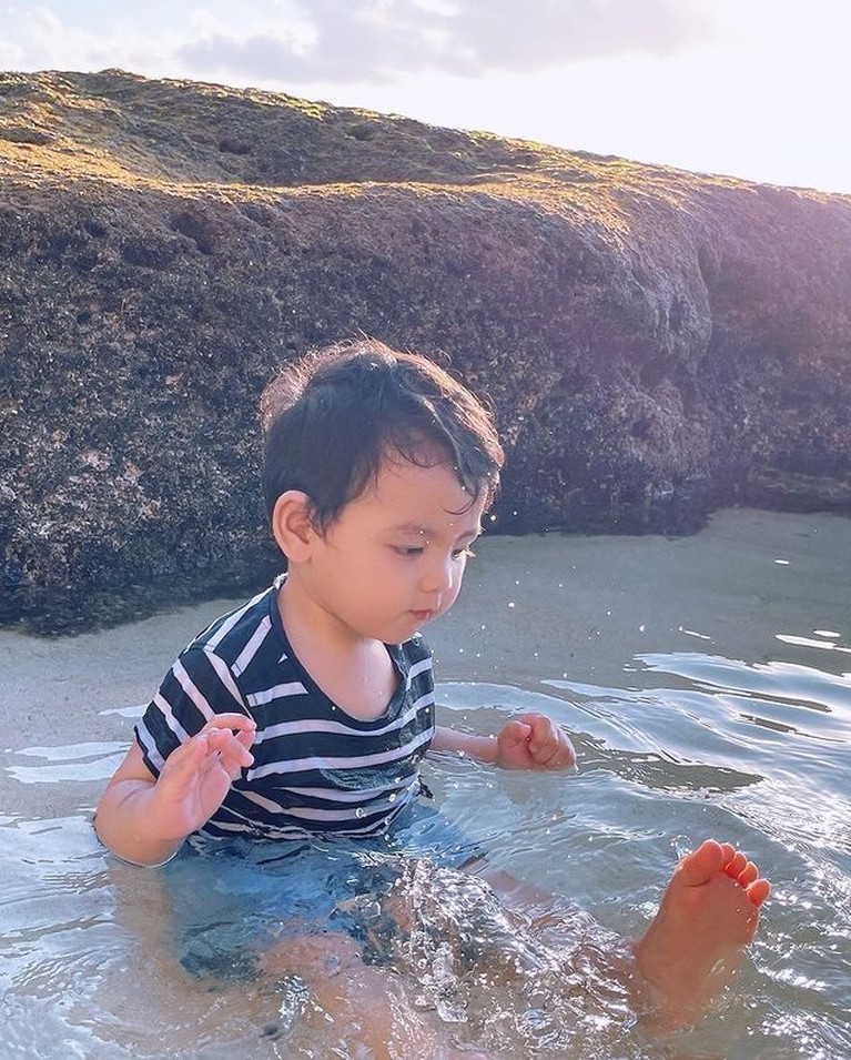 Intip 7 Potret Lucu dan Gemas Baby Shaquille Saat Main di Pantai Roger Danuarta mengunggah foto putranya baby Shaquille saat main di pantai. Yuk kita intip potret baby Shaquille!
