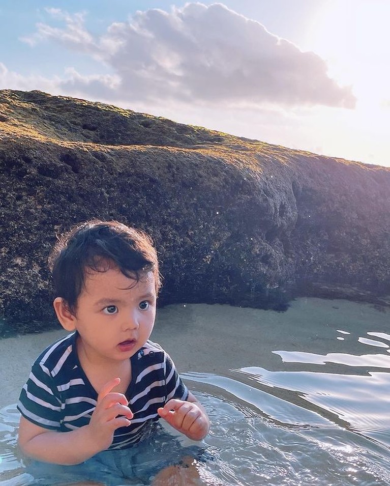 Roger Danuarta mengunggah foto putranya baby Shaquille saat main di pantai. Yuk kita intip potret baby Shaquille!