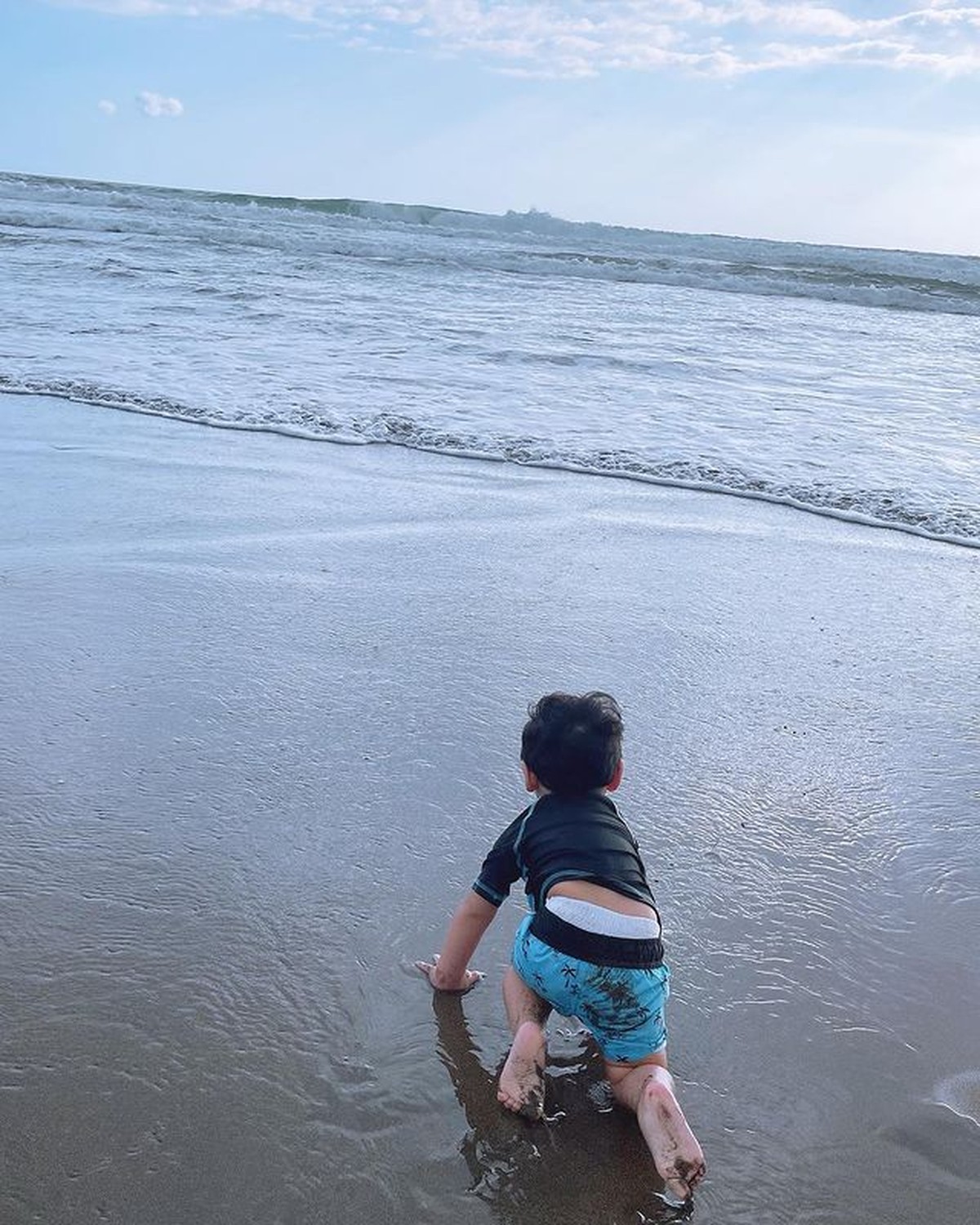 Roger Danuarta mengunggah foto putranya baby Shaquille saat main di pantai&period; Yuk kita intip potret baby Shaquille&excl;