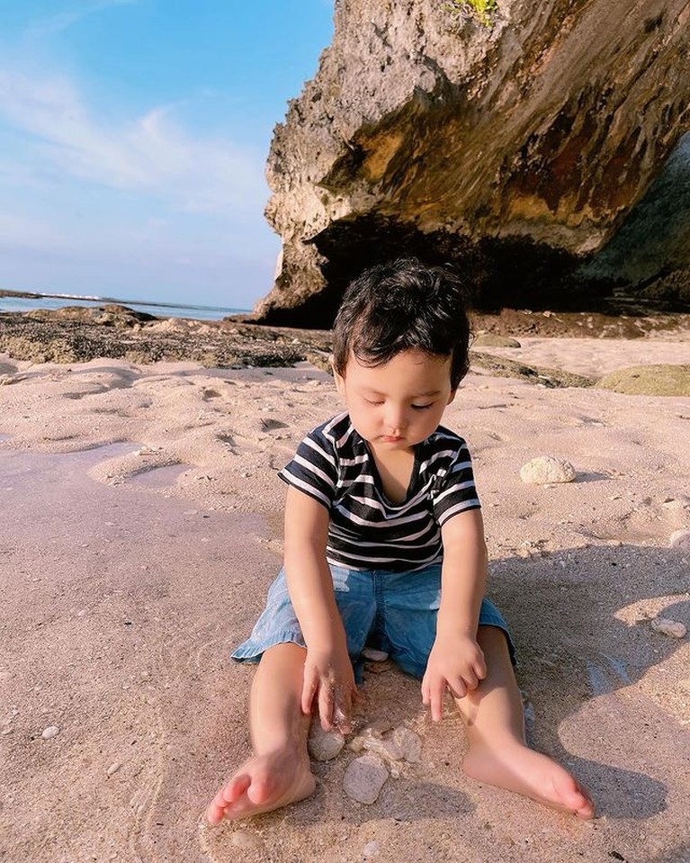 Intip 7 Potret Lucu dan Gemas Baby Shaquille Saat Main di Pantai Roger Danuarta mengunggah foto putranya baby Shaquille saat main di pantai. Yuk kita intip potret baby Shaquille!