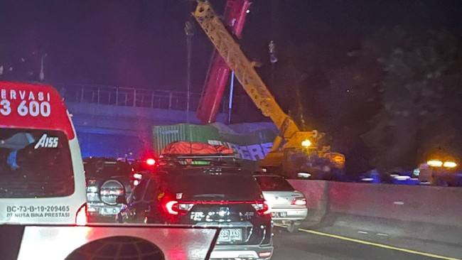 Warga melaporkan terjadi kecelakaan truk kontainer yang menyebabkan lalu lintas arah Jakarta di jalan tol Cipularang macet sejauh 15 km.