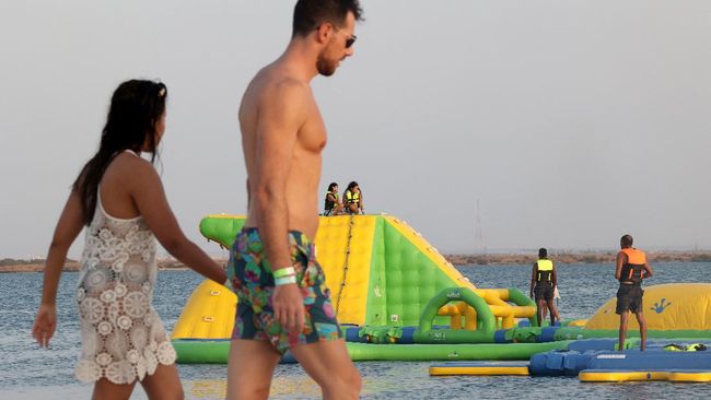 Sejumlah aturan yang bersifat konservatif kini mulai dimodifikasi di Arab Saudi. Sepasang kekasih kini bisa berkencan di pantai tanpa ancaman hukum.