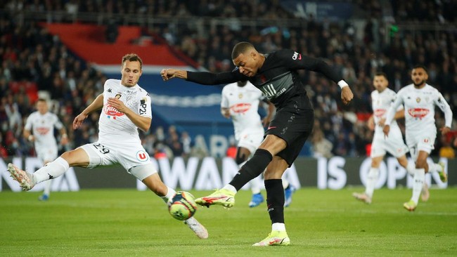 Kylian Mbappe tampil impresif dan muncul sebagai pahlawan Paris Saint Germain saat mengalahkan Angers 2-1 pada lanjutan Liga Prancis.