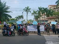 Tuntut Kejelasan Gaji-Pesangon, Karyawan Hotel di Anyer Blokir Pintu Masuk