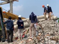 Puslabfor-Dinas PUPR Olah TKP Lokasi Crane Jatuh di Depok