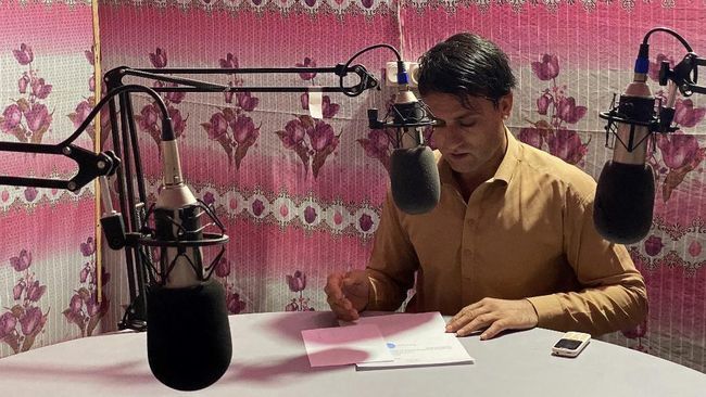 Nestapa Radio Afghanistan Kini Hanya Siarkan Khotbah Religi Sebelum Taliban berkuasa, radio Urooj bebas menyiarkan berita hingga musik. Namun kini, pendiri Urooj sedih hanya menyiarkan khotbah religi.