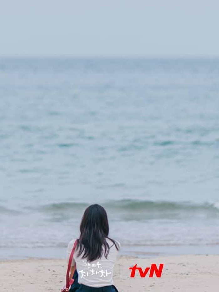 Salah satu pemandangan yang menawan adalah Pantai Wolpo. Pantai merupakan tempat pertama Hye Jin dan Du Sik bertemu. Ingat ada scene dengan pemandangan ini di episode berapa, Beauties?/Foto: instagram.com/hometownchachacha