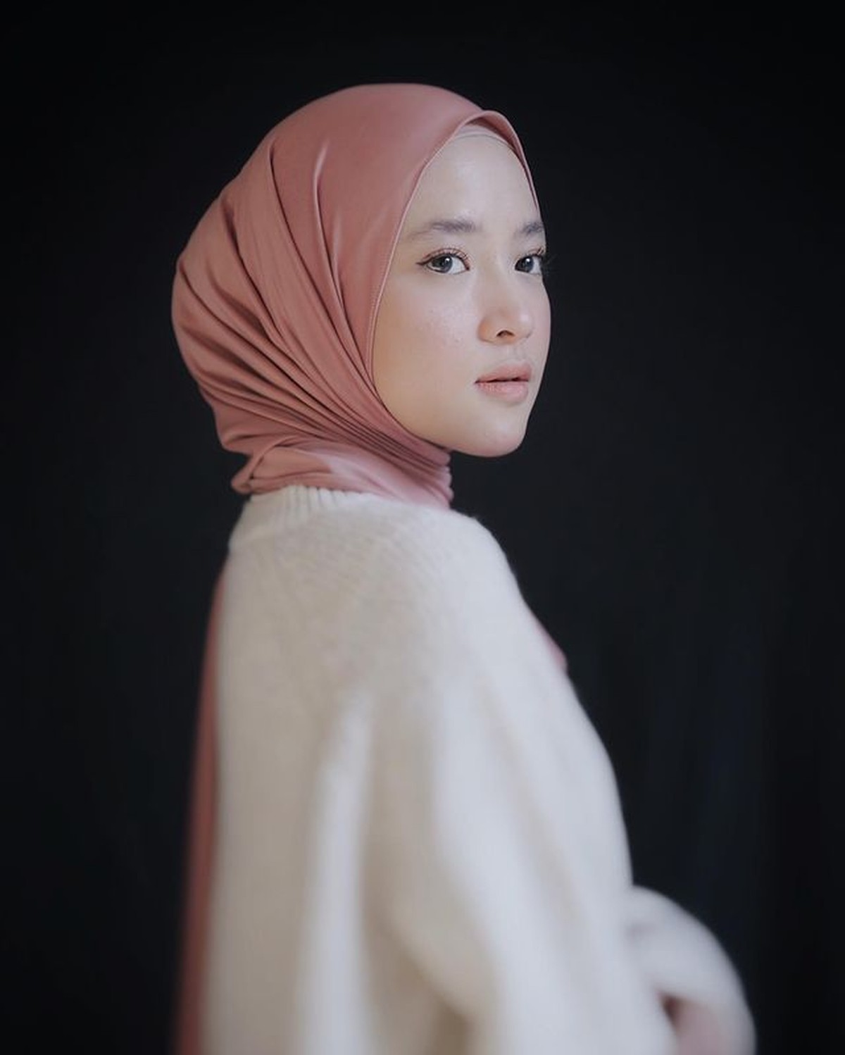 Nissa Sabyan sempat mengalami jerawatan parah di wajahnya&comma; kini ia pamer wajah mulus yang tuai pujian&period; Yuk intip&excl;