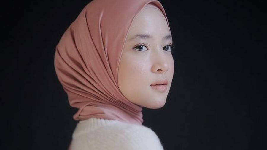 Nissa Sabyan sempat mengalami jerawatan parah di wajahnya, kini ia pamer wajah mulus yang tuai pujian. Yuk intip!