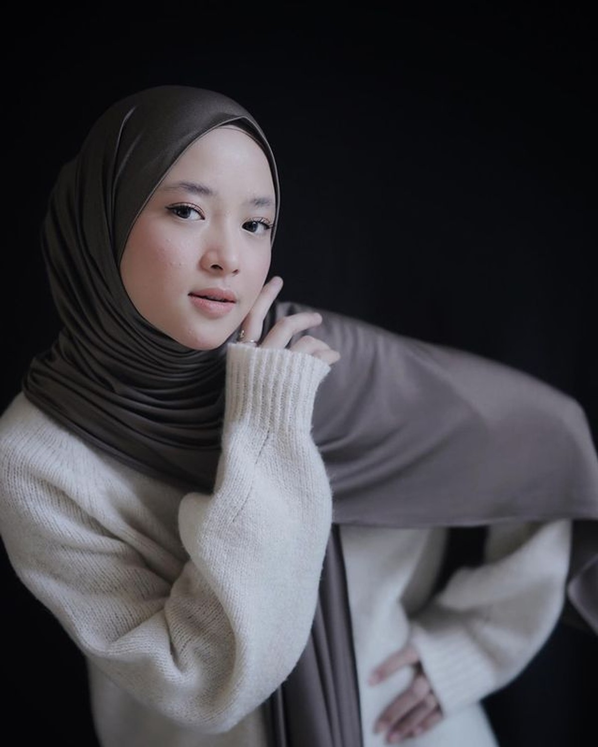 Nissa Sabyan sempat mengalami jerawatan parah di wajahnya&comma; kini ia pamer wajah mulus yang tuai pujian&period; Yuk intip&excl;