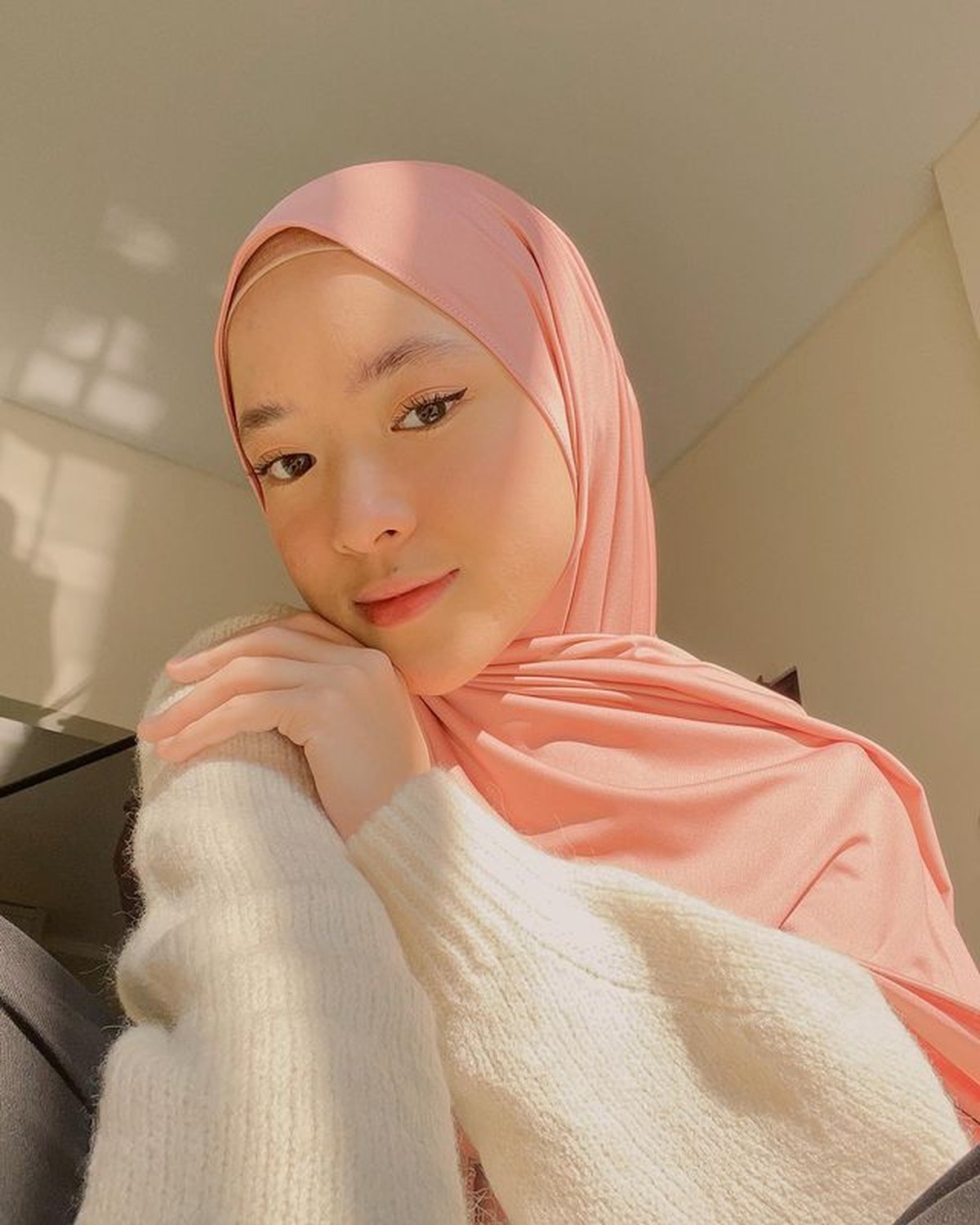 Nissa Sabyan sempat mengalami jerawatan parah di wajahnya&comma; kini ia pamer wajah mulus yang tuai pujian&period; Yuk intip&excl;