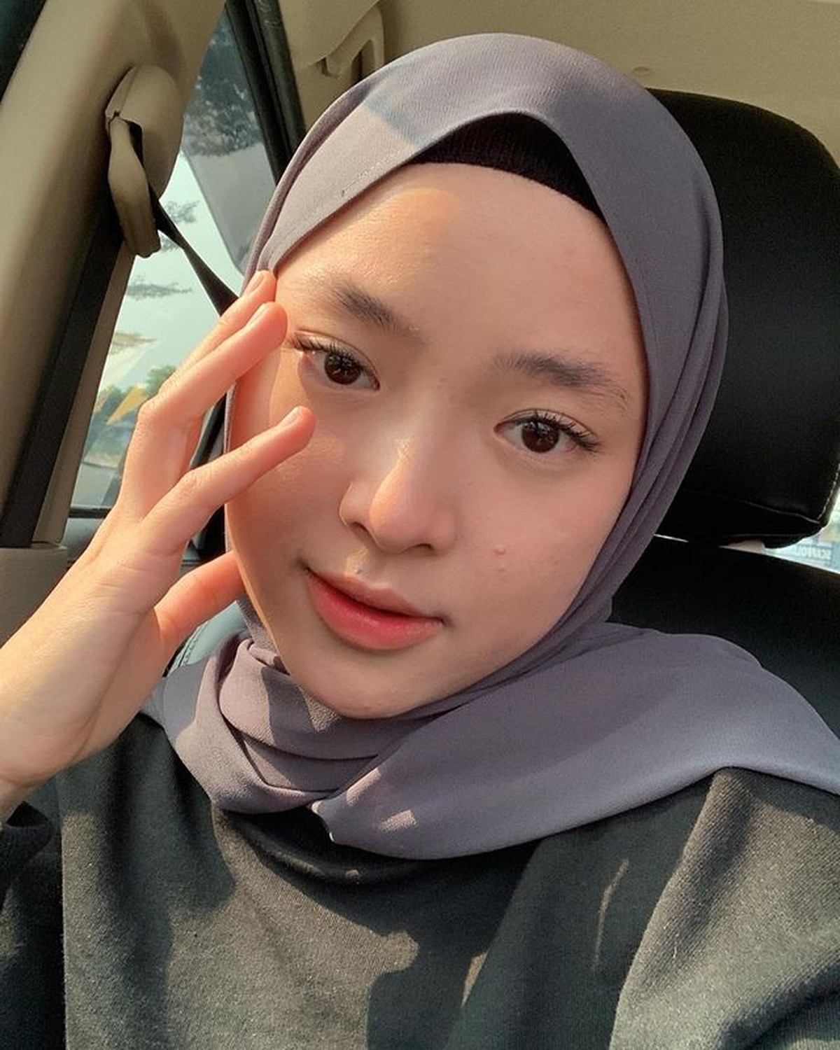 Nissa Sabyan sempat mengalami jerawatan parah di wajahnya&comma; kini ia pamer wajah mulus yang tuai pujian&period; Yuk intip&excl;