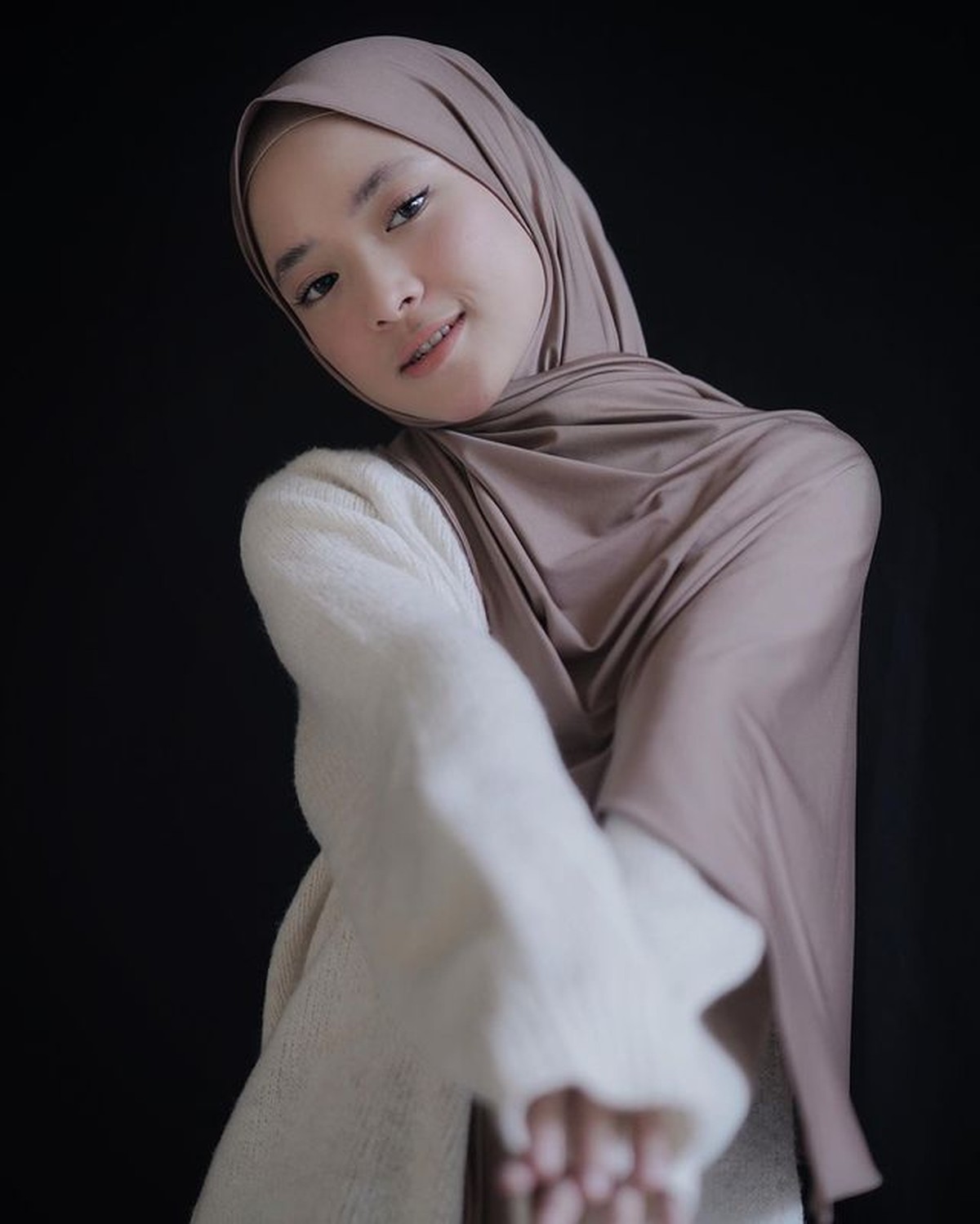 Nissa Sabyan sempat mengalami jerawatan parah di wajahnya&comma; kini ia pamer wajah mulus yang tuai pujian&period; Yuk intip&excl;