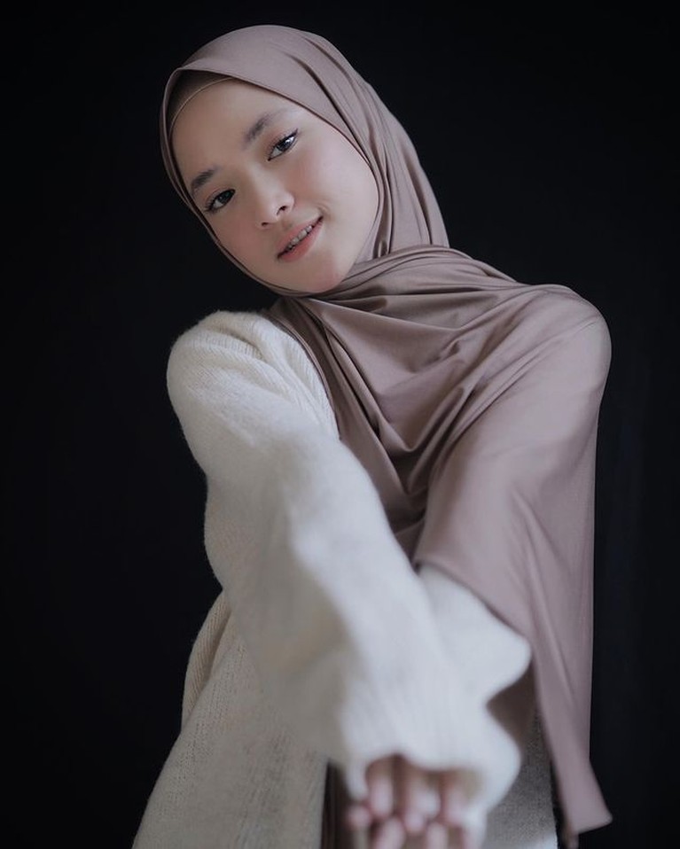 Sempat Jerawatan, 6 Potret Nissa Sabyan Pamer Wajah Mulus Tuai Pujian Nissa Sabyan sempat mengalami jerawatan parah di wajahnya, kini ia pamer wajah mulus yang tuai pujian. Yuk intip!