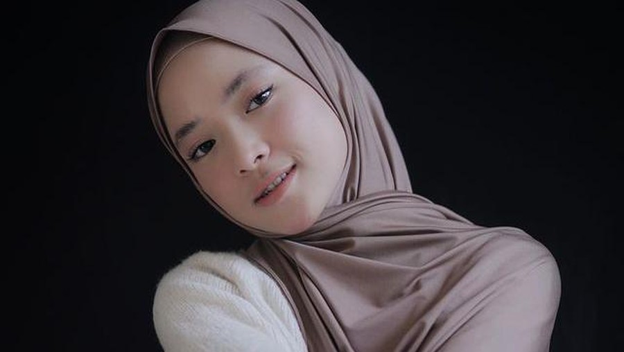 Nissa Sabyan sempat mengalami jerawatan parah di wajahnya, kini ia pamer wajah mulus yang tuai pujian. Yuk intip!
