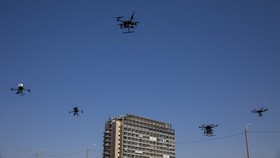 FOTO: Sushi dan Minuman Kaleng Berterbangan di Langit Israel