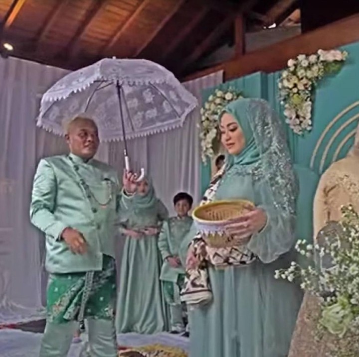 <p>Dalam kesempatan tersebut Nathalie Holscher tampak menjalani Tingkeban. (Foto: YouTube SULE FAMILY)</p>