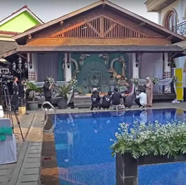 <p>Baru-beru ini, Sule menggelar tasyakur tujuh bulanan kehamilan sang istri, Nathalie Holscher. (Foto: YouTube SULE FAMILY)</p>