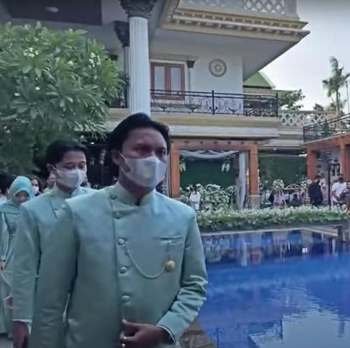 <p>Tasyakur tujuh bulanan kehamilan Nathalie Holscher digelar di kediaman mereka. (Foto: YouTube SULE FAMILY)</p>