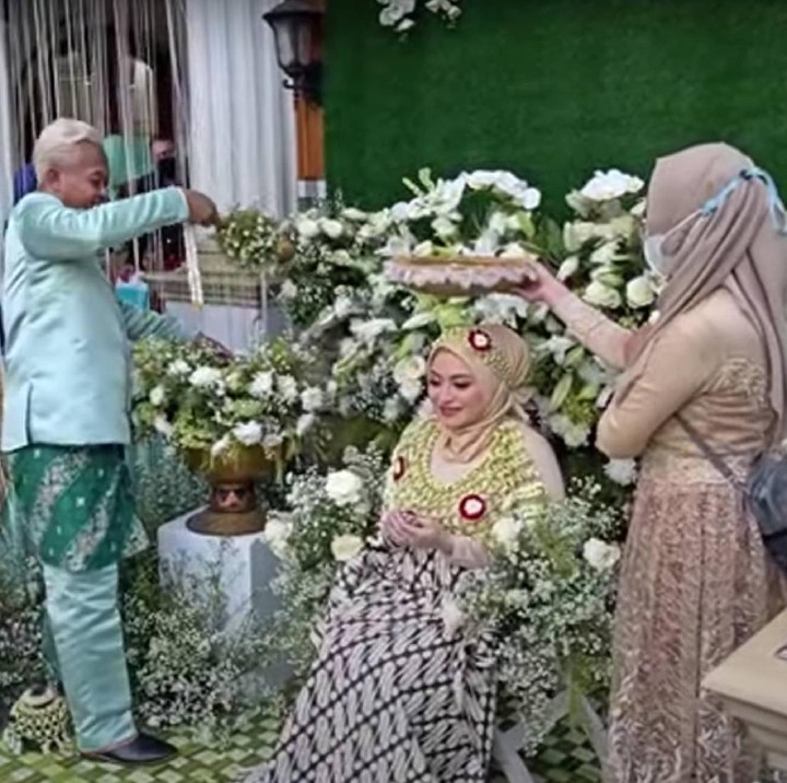 <p>Selain menjajakan rujak, Nathalie juga terlihat menjalani proses siraman. (Foto: YouTube SULE FAMILY)</p>