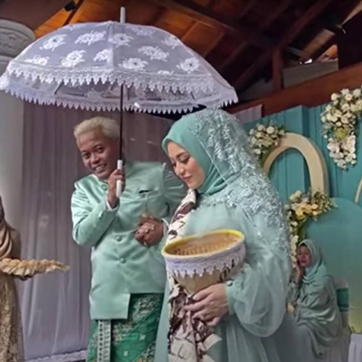 <p>Sebagai suami siaga, Sule membantu memapah sang istri yang tengah hamil. (Foto: YouTube SULE FAMILY)</p>
