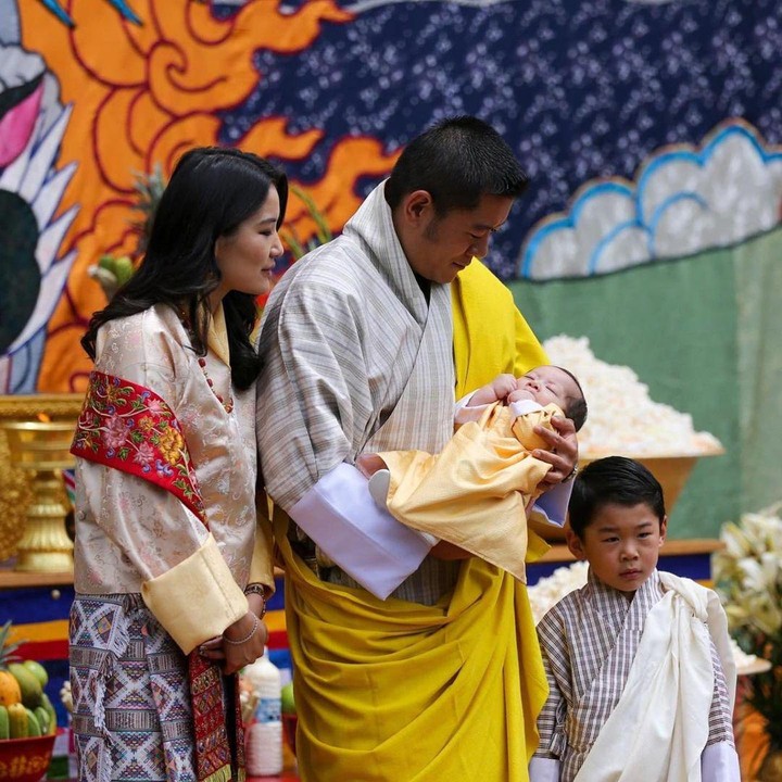 <p>Kehadiran Ugyen dan Namgyel menjadi kebahagiaan tersendiri bagi pasangan Raja dan Ratu Bhutan. Mereka sangat bahagia dikaruniai dua anak laki-laki yang tampan. (Foto: Instagram @queenjetsunpema)</p>