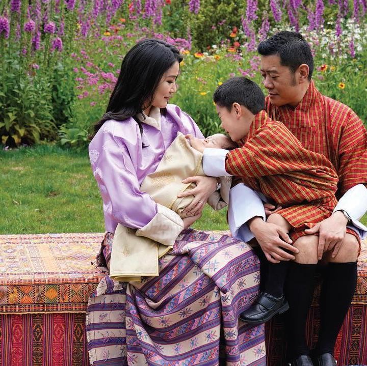 <p>Ketika Jigme Ugyen Wangchuck lahir pada 2019 lalu, Namgyel menyambut kelahiran adik kecilnya dengan sukacita. (Foto: Instagram @queenjetsunpema)</p>