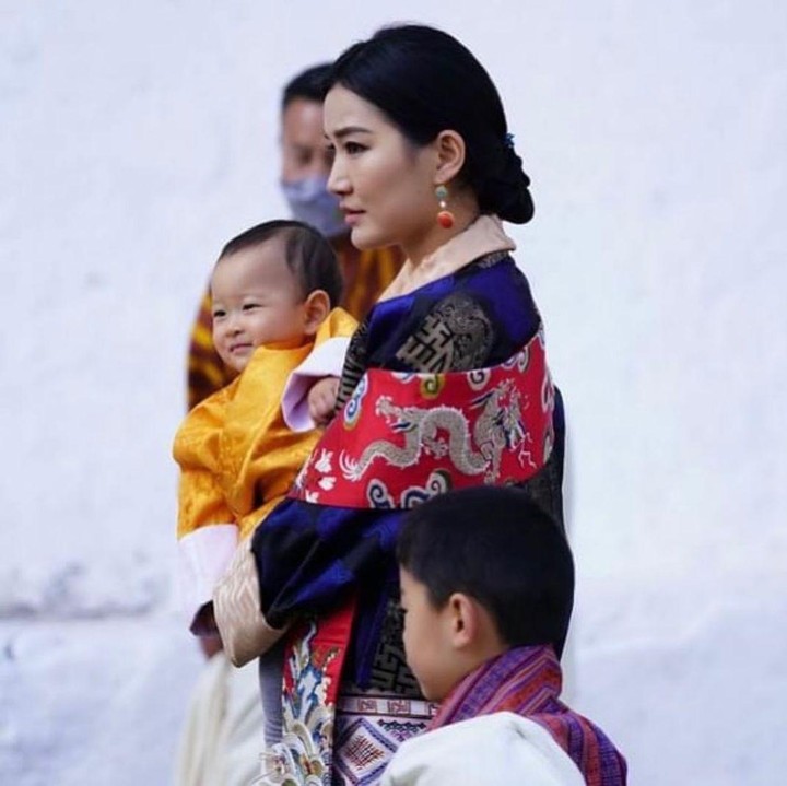<p>Jetsun Pema juga sering membawa kedua putranya ke berbagai acara penting. Ugyen dan Namgyel sangat setia mendampingi Ibunda nih. (Foto: Instagram @queenjetsunpema)</p>