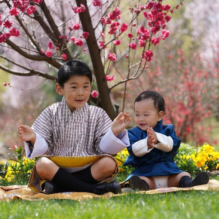 <p>Anak laki-laki Raja dan Ratu Bhutan sudah tumbuh menjadi anak yang aktif lho. Mereka adalah Jigme Ugyen Wangchuck dan Jigme Namgyel Wangchuck. (Foto: Instagram @queenjetsunpema)</p>