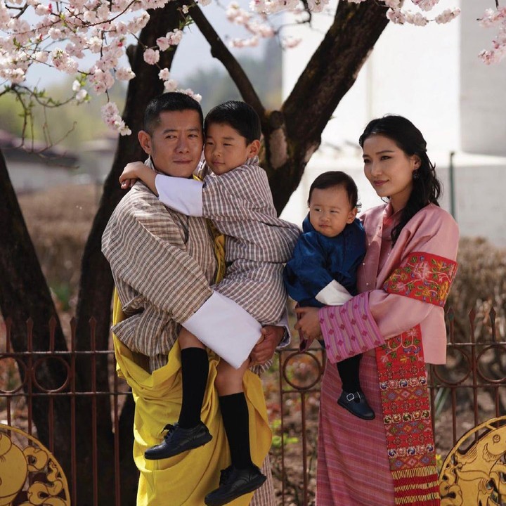 <p>Jetsun Pema dan Raja Bhutan Jigme Khesar Namgyel Wangchuck hidup bahagia usai menikah pada 2011 lalu. Mereka telah dikaruniai dua orang anak, Bunda. (Foto: Instagram @queenjetsunpema)</p>