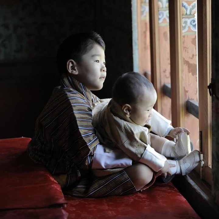 <p>Jigme Namgyel Wangchuck lahir pada 2015 lalu. Ia kini hampir berusia 6 tahun, Bunda. Namgyel sangat menyayangi adik kecilnya lho. (Foto: Instagram @queenjetsunpema)</p>