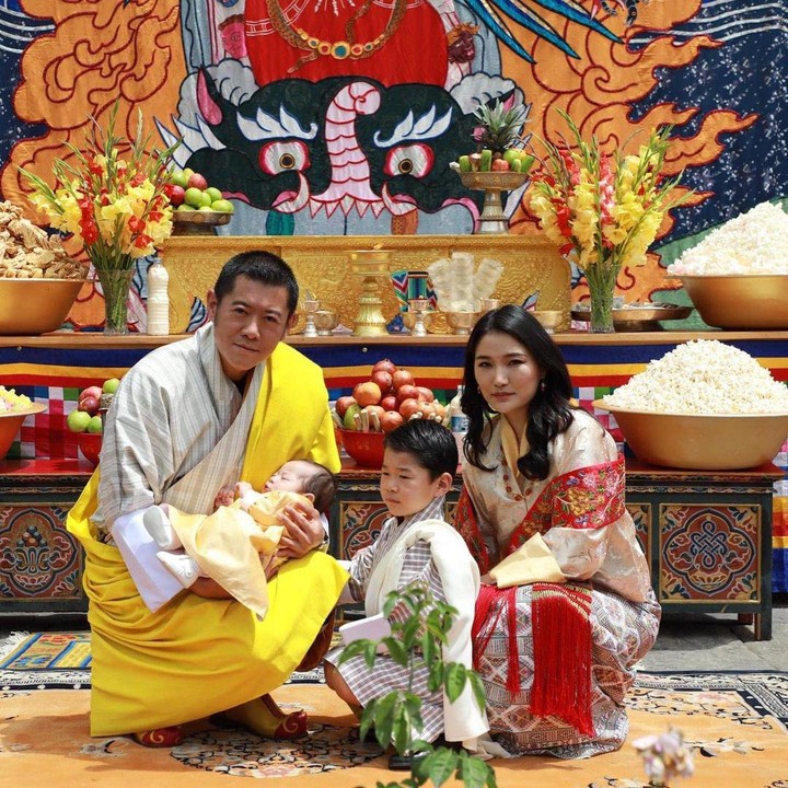 <p>Untuk Bunda ketahui, Jetsun Pema pertamakali bertemu Raja Bhutan ketika ia masih berusia 7 tahun. Kala itu, ia sudah menyatakan cintanya kepada Khesar yang masih remaja. Keduanya bertemu kembali ketika dewasa dan masih mengingat janji mereka ketika kecil untuk menikah dan hidup bahagia. (Foto: Instagram @queenjetsunpema)</p>