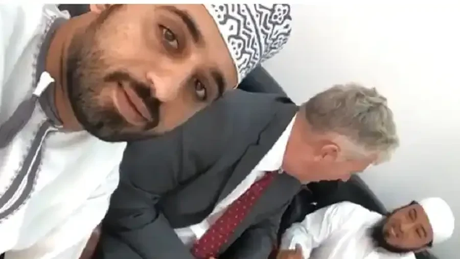 Pernikahan putri Bill Gates yang dilakukan secara Islam kembali membawa rumor lama yang sempat santer. Bill Gates disebut sudah memeluk agama Islam yang 'ditunjukkan' dalam sebuah video viral.



Dalam video tersebut, nampak seorang pria berparas Barat dengan rambut dan perawakan mirip Bill Gates -- jika dilihat secara sekilas.



Faktanya, Bill Gates kemungkinan besar tidak berpindah agama. Sebab, sosok dalam video yang beredar itu bukanlah Bill Gates. Memang betul video itu menunjukkan seseorang sedang mualaf, tapi bukan sang pendiri Microsoft sebagaimana dikutip dari India.com.