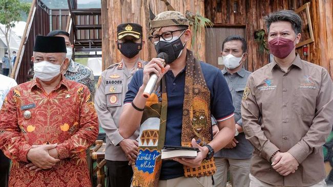 Menteri Pariwisata dan Ekonomi Kreatif Sandiaga Uno menghadiri peresmian revitalisasi toilet di Lembah Indah, Kabupaten Malang, Jawa Timur, pada Minggu (17/10).