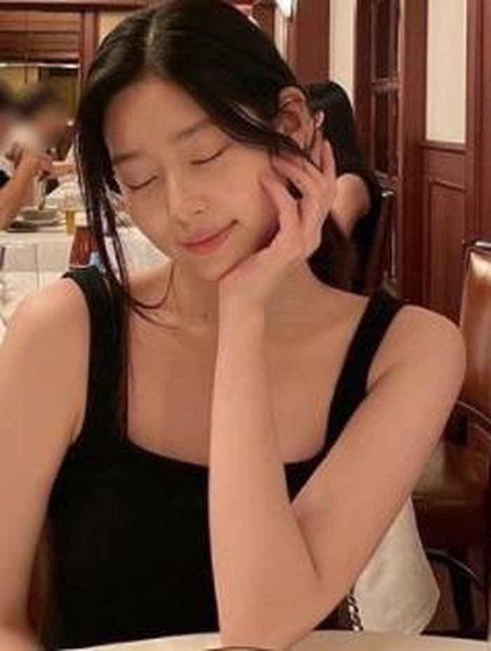 Kim Min Ju terpilih sebagai anggota IZ*ONE setelah berhasil menduduki peringkat 11 dalam program survival bernama Produce 48. Kamu sendiri pernah lihat penampilan Kim Min Ju belum, Beauties?/ foto: instagram.com/minn._.ju