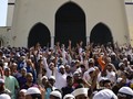 FOTO: Murka Islam Bangladesh Buntut Al-Quran di Lutut Dewa