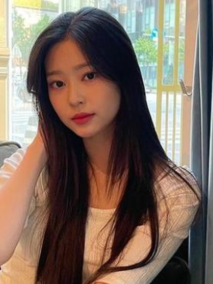 Punya kemampuan public speaking yang baik, Kim Min Ju pun bergabung dalam trio MC untuk acara Music Core di MBC bersama Chani SF9 dan Hyunjin Stray Kids sejak pertengahan tahun 2020 lalu./ foto: instagram.com/minn._.ju