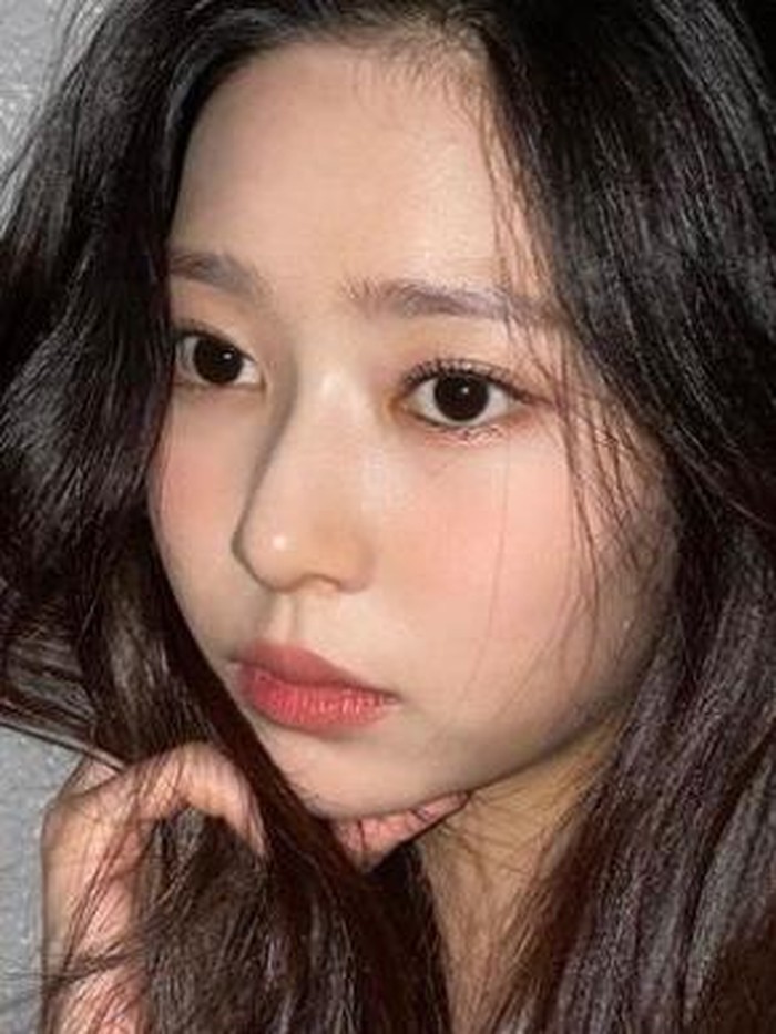 Punya penampilan yang kalem dan dewasa, Kim Min Ju ternyata lahir pada tahun 2001, lho! Ia juga debut di usia yang cukup muda, yaitu 17 tahun./ foto: instagram.com/minn._.ju