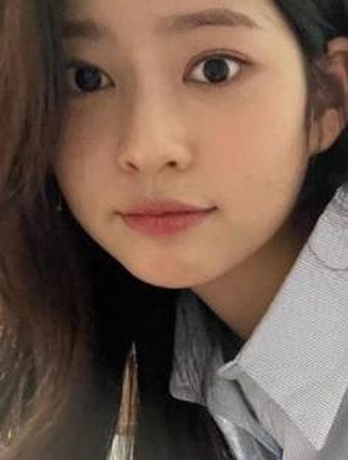 Selama promosi bersama IZ*ONE, Kim Minju dikenal sebagai salah satu idol perempuan dengan visual bak seorang dewi. Ia juga dinilai memiliki kemiripan dengan Tzuyu TWICE, lho./ foto: instagram.com/minn._.ju
