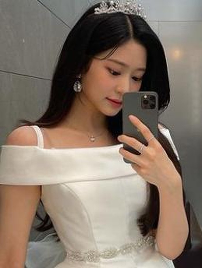 Sempat diragukan karena dianggap hanya mengandalkan wajah 'rupawan', Kim Min Ju membuktikan kemampuannya sebagai idol dengan menulis lirik-lirik lagu IZ*ONE. Ia juga pandai bermain alat musik seperti gitar!/ foto: instagram.com/minn._.ju