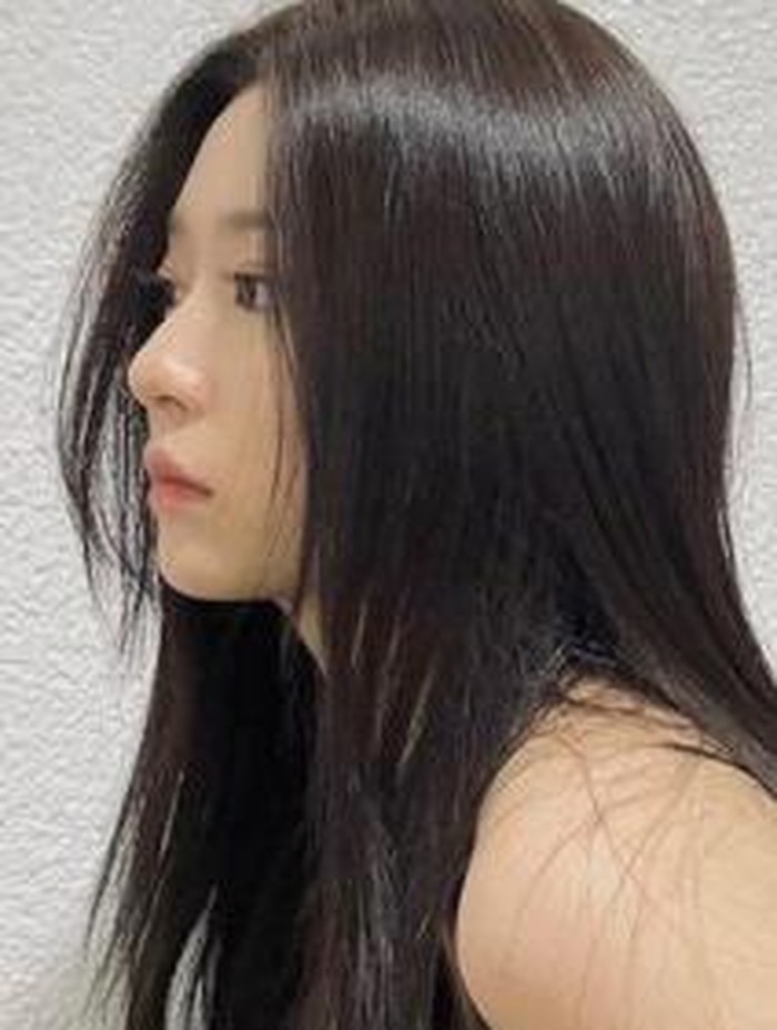 Setelah kontrak dengan IZ*ONE berakhir, Kim Min Ju dikabarkan mendapat tawaran kontrak oleh agensi BTS, HYBE Labels. Rumornya, Kim Min Ju dan beberapa mantan anggota IZ*ONE lainnya akan didebutkan kembali sebagai girl group./ foto: instagram.com/minn._.ju