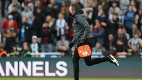 Penonton Pingsan, Newcastle vs Tottenham Dihentikan