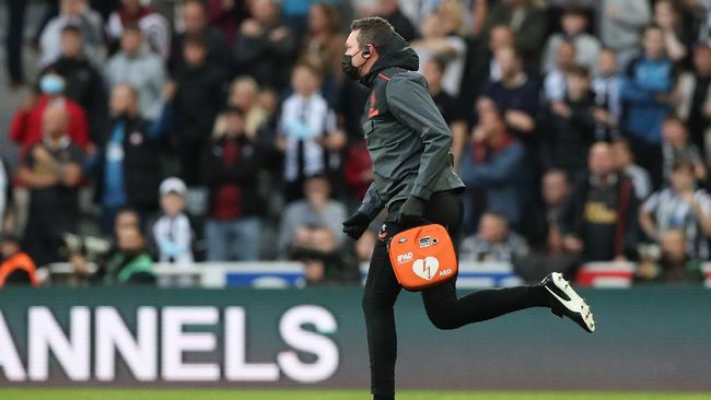 Penonton Pingsan, Newcastle vs Tottenham Dihentikan Seorang fan Newcastle United pingsan di tribune Stadion St. James Park dan membuat pertandingan Newcastle vs Tottenham Hotspur dihentikan sementara.