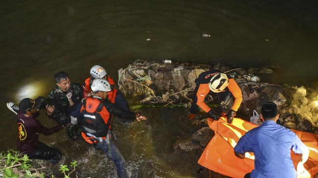 Guru penanggung jawab menjadi tersangka dalam kasus 11 siswa yang tewas saat kegiatan sekolah susur sungai di Ciamis, Jawa Barat.