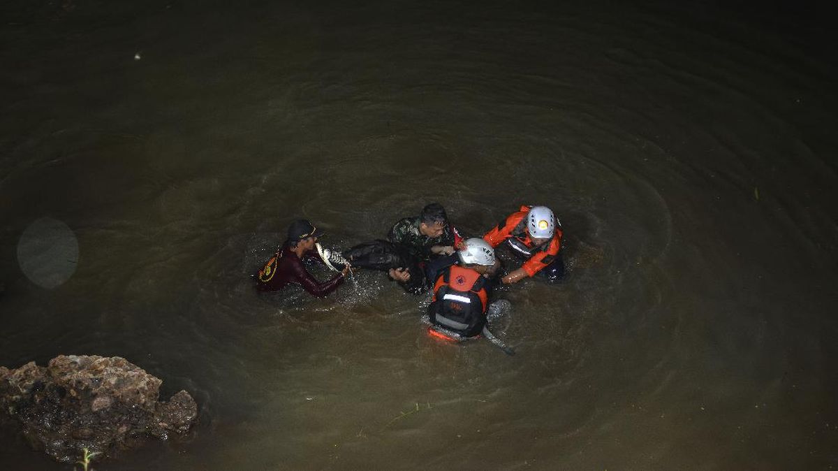 Tim Sar Cari Balita Dilaporkan Tenggelam Di Laut Mamuju Sulbar Tim Sar Cari Balita Dilaporkan Tenggelam Di Laut Mamuju Sulbar