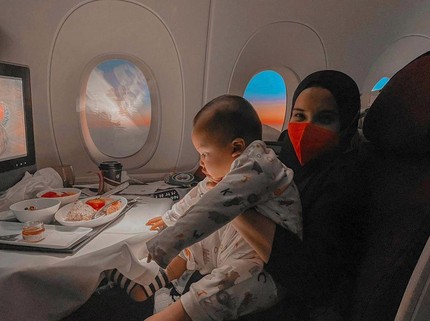 Zaskia Sungkar Bawa Baby Ukkasya Liburan Naik Pesawat Saat Masih Pandemi, Kok Bisa?