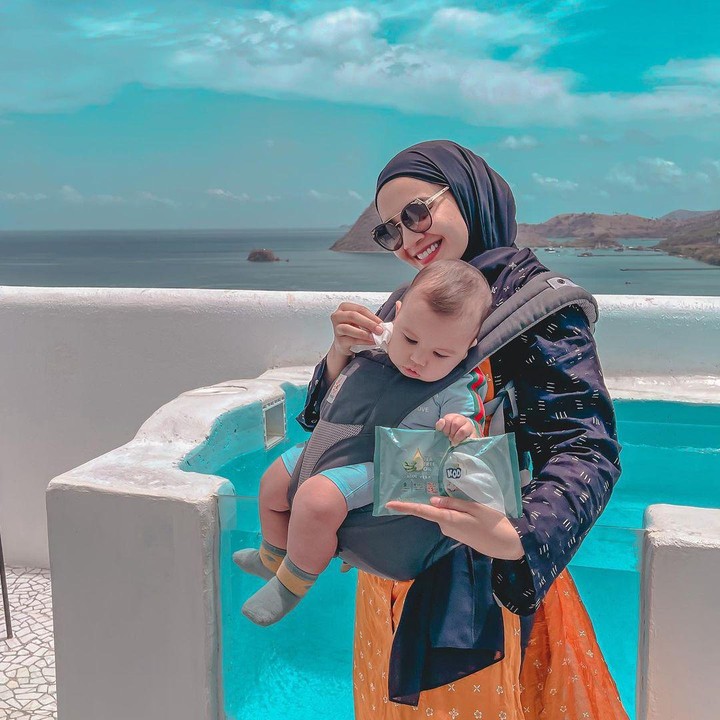 <p>Zaskia Sungkar merayakan Hari Ibu untuk pertama kalinya di tahun ini. Hari Ibu rupanya juga bertepatan dengan hari ulang tahunnya, Bunda. "Happy mother's day and gak happy berkurang usia ku setiap tgl 22 December umur nambah tapi tahun ini berkah luar biasa bisa jadi ibu nya @ukkasyahki," tulisnya.</p>