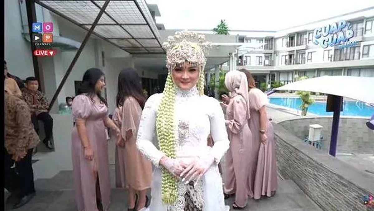 Ridho DA resmi menikahi Syifa Aisyah pada Minggu &lpar;17&sol;10&rpar; di Garut dengan tema adat Sunda&period; Yuk intip&excl;