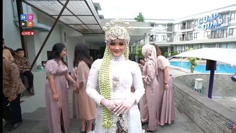 Ridho DA resmi menikahi Syifa Aisyah pada Minggu (17/10) di Garut dengan tema adat Sunda. Yuk intip!