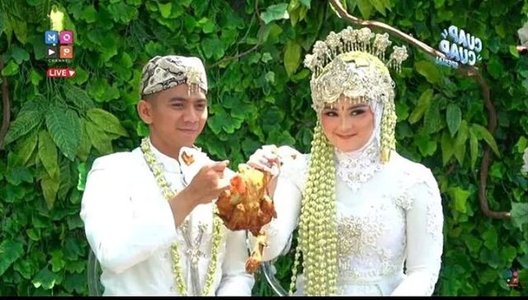 10 Momen Haru Pernikahan Ridho DA & Syifa Aisyah dengan Tema Adat Sunda Ridho DA resmi menikahi Syifa Aisyah pada Minggu (17/10) di Garut dengan tema adat Sunda. Yuk intip!
